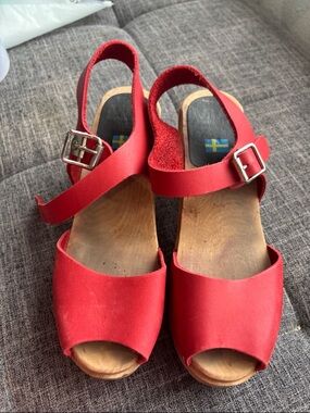 Red Women's Open-Toe Sandals with Buckle Strap